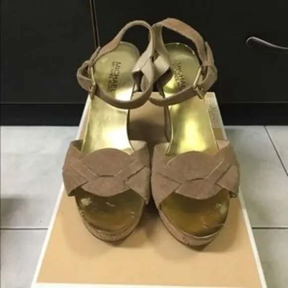 ⭐️40% Off⭐️ 🌠⭐HOST PICK⭐🌠 Michael Kors Amber Wedge Sandals - Picture 2 of 3